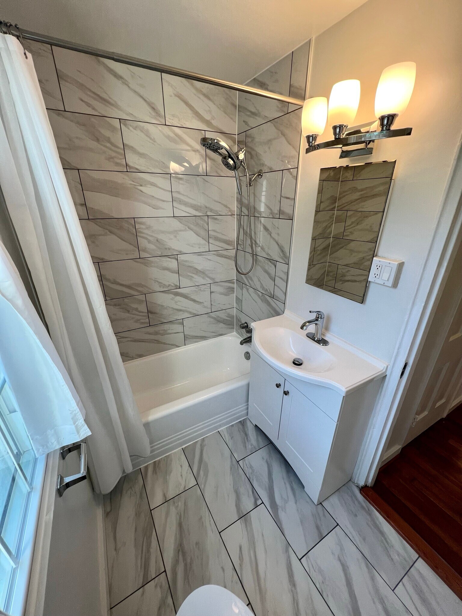 Building Photo - 5 E Glebe Rd