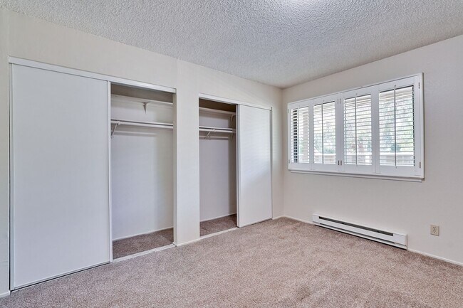 Building Photo - 1st floor corner unit - In Door Laundry- Easy Access to 880 and 237