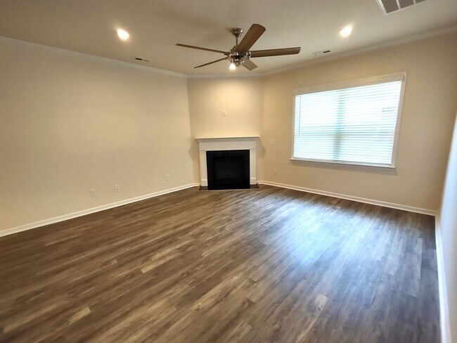 Building Photo - Beautiful Home located in the Starmount Co...