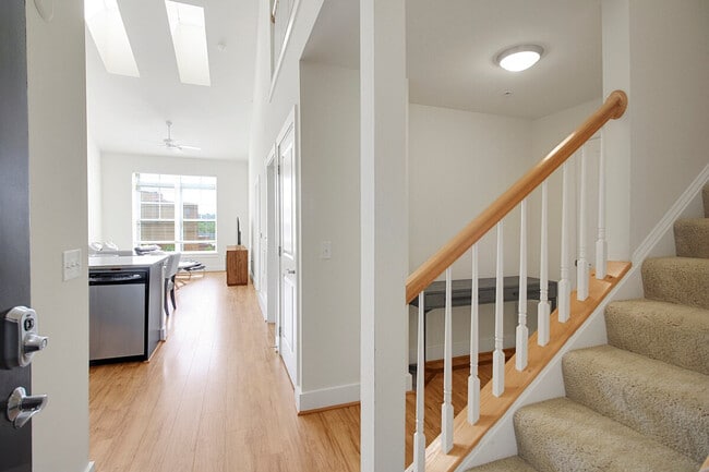 Building Photo - 909 Usher St