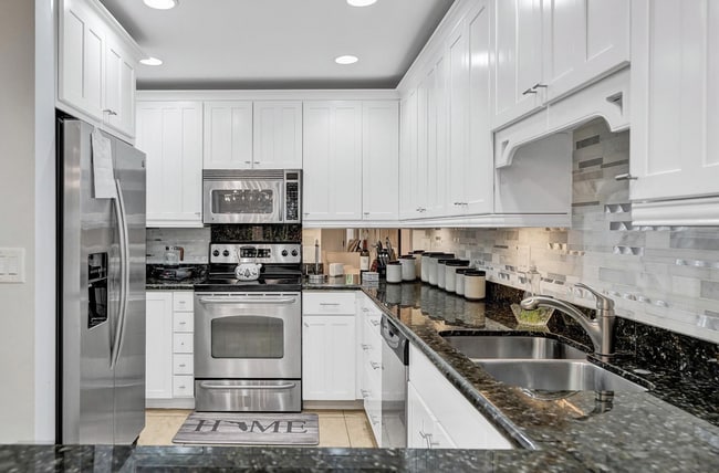 Building Photo - 702 St Albans Dr