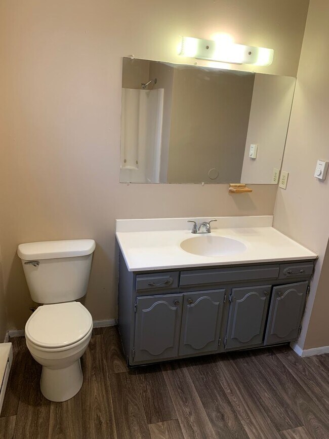 Building Photo - 3 Bedroom 1 Bath House in Davisville