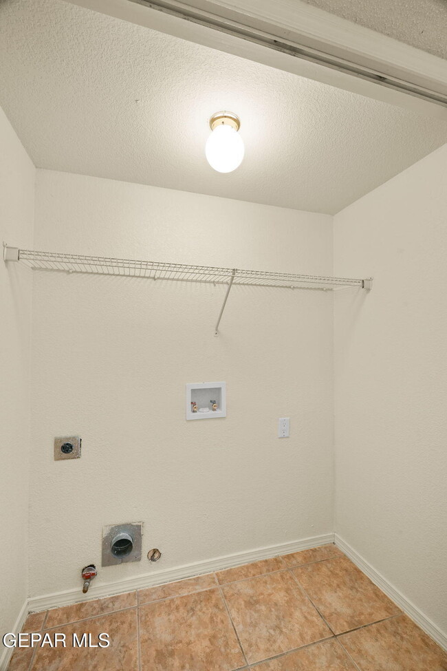 Building Photo - 4089 Tierra Bronce Dr