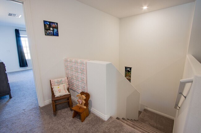 Building Photo - 2 Story Townhouse in Gated Community! Comi...