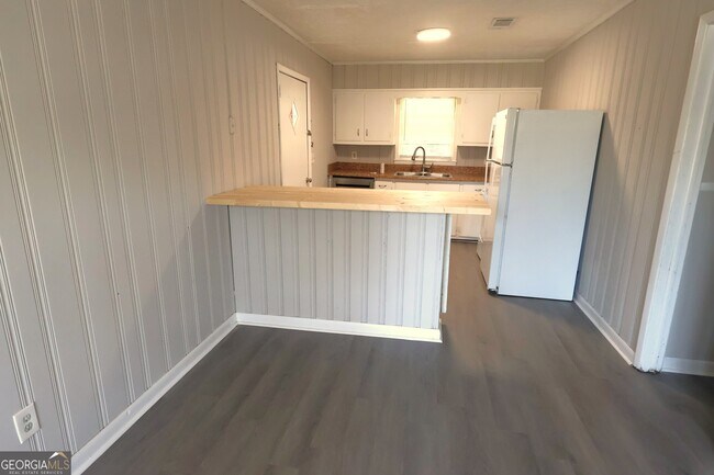 Building Photo - 351 Brook St