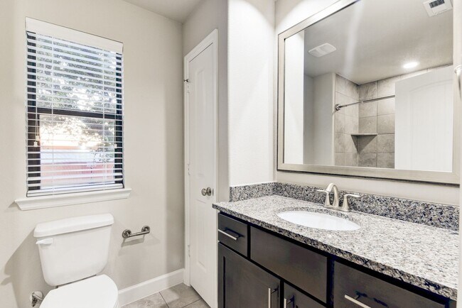 Building Photo - Beautiful Home Right on Durham Drive!