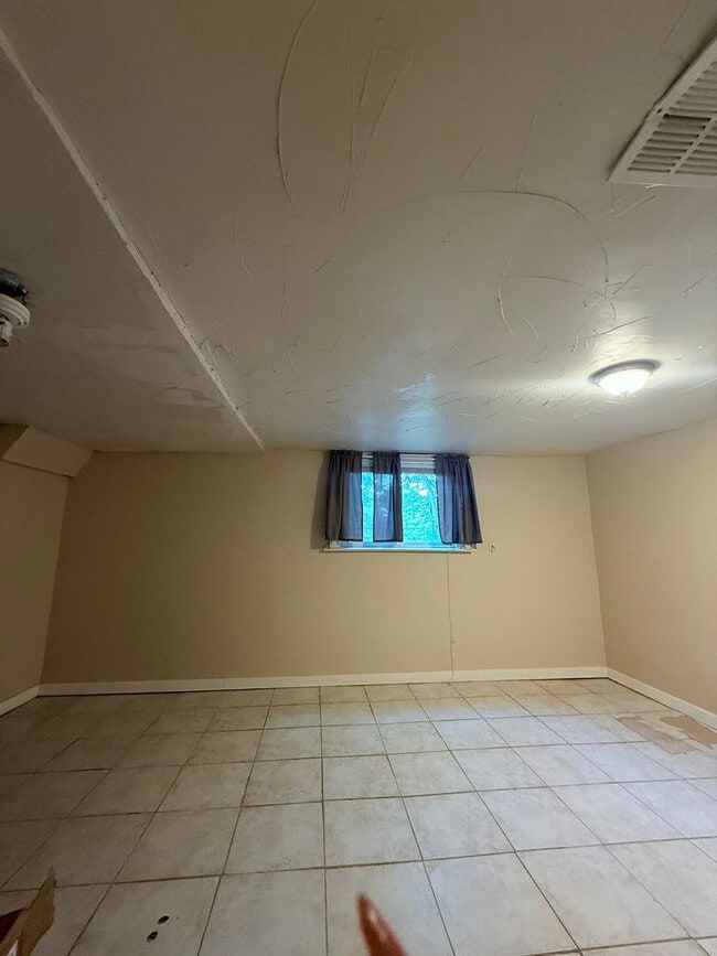Building Photo - Nice tucked away home