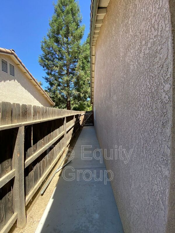Building Photo - 2643 W Oakridge Ave