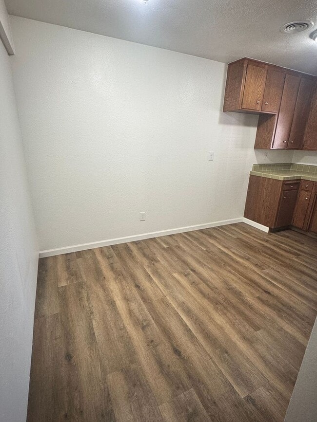 Building Photo - 2 Bedroom, 1 Bath with Garage near Hospital.