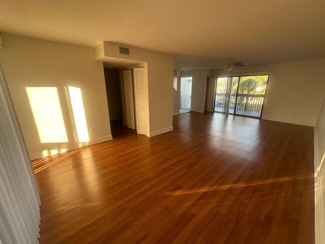 Building Photo - Beach Place Town House