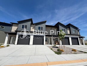 Building Photo - 477 Easy St