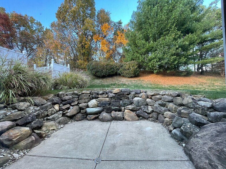 Building Photo - 592 Hilltop Ter