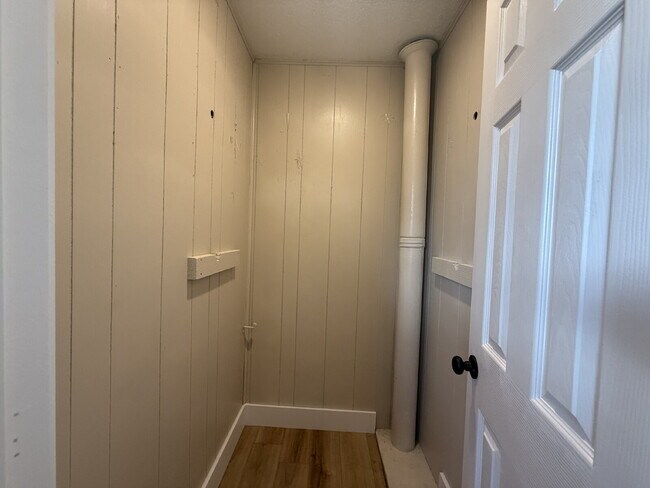 Building Photo - Renovated 1-bedroom, 1-bath apartment feat...