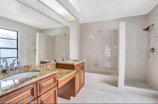 Building Photo - 16208 Pebblebrook Dr