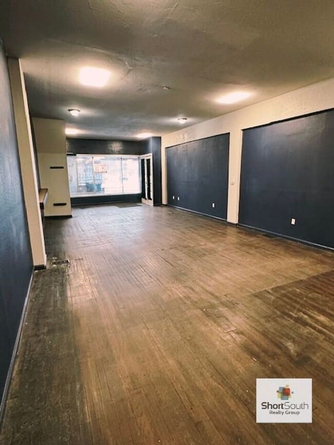Building Photo - Nice main floor commercial space for rent