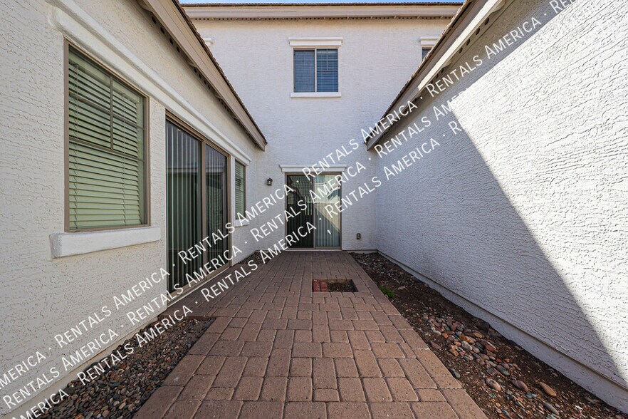 Building Photo - 4714 E Laurel Ave