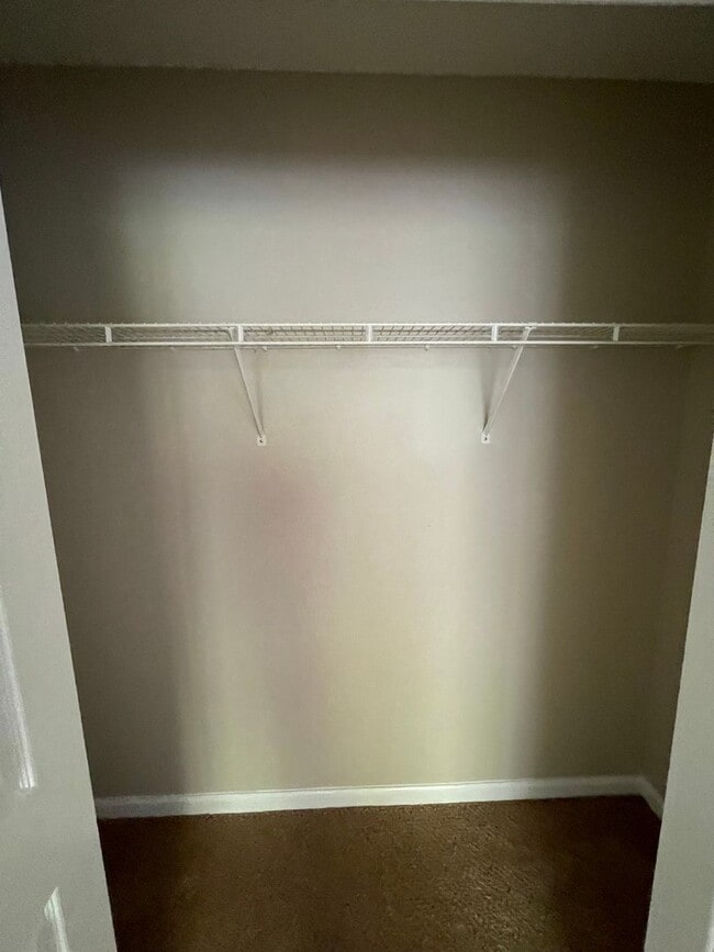 Building Photo - Briarwood West/NEW KITCHEN COUNTERTOPS!  D...