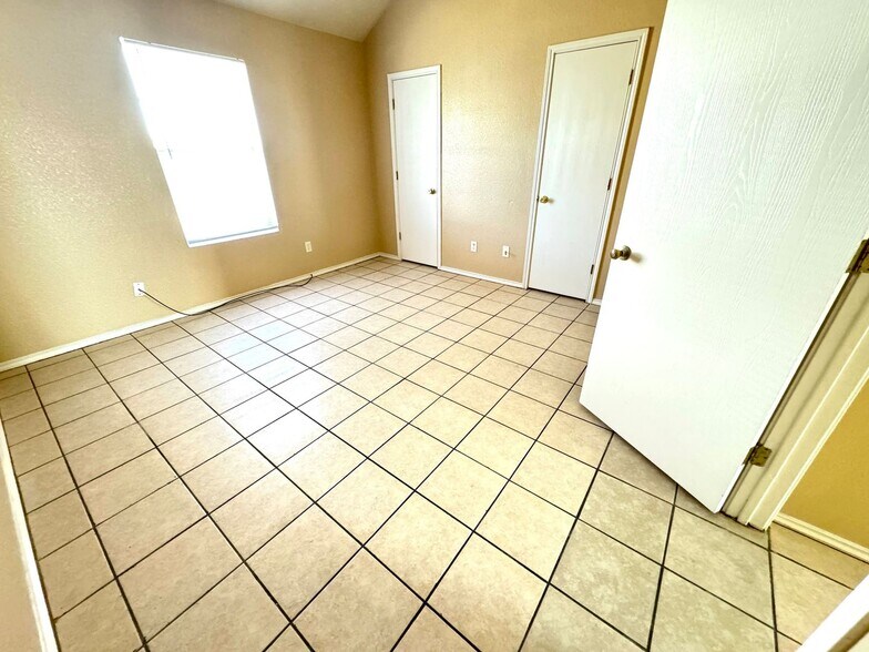 Building Photo - 4001 Doraine Ct