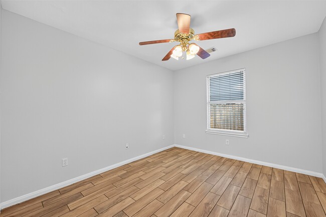 Building Photo - 16414 Sylvan Dale Dr