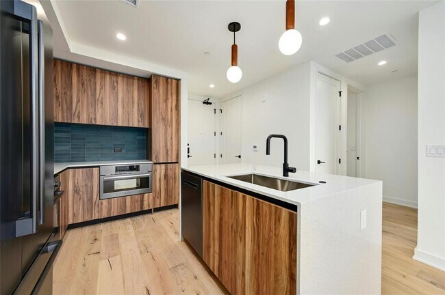 Building Photo - 84 East Ave