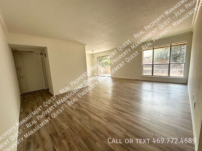 Building Photo - 10552 High Hollows Dr