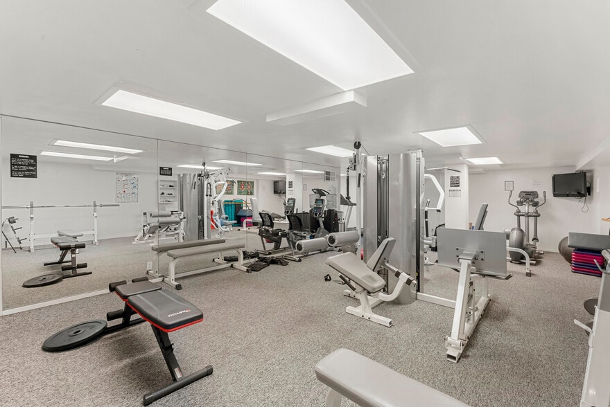 Building Photo - 1520 S Beverly Glen Blvd