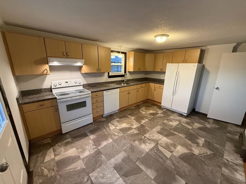 Primary Photo - 28 Millett St