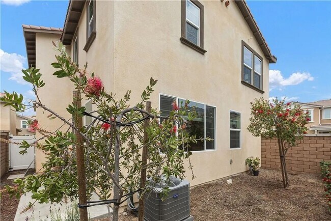 Building Photo - Great 3 bed 3 bath home