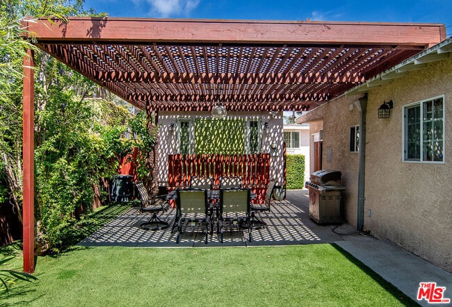 Building Photo - 517 N Poinsettia Pl
