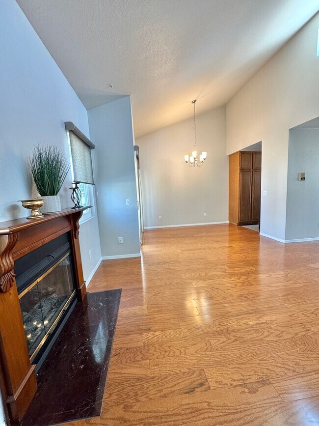 Building Photo - Charming 2 bed 1.5 bath condo, with attached 2 car garage!