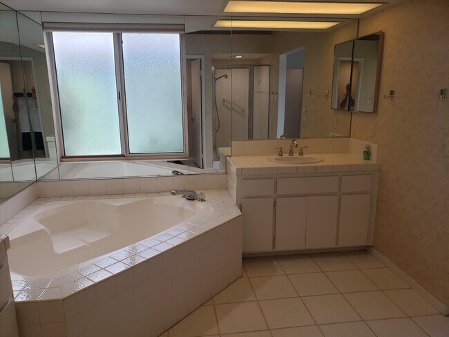 Building Photo - 136 Desert Falls Dr E