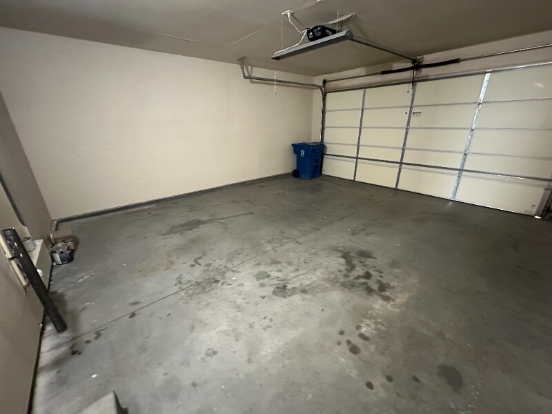 Building Photo - 116-118 NE Lotus Ct