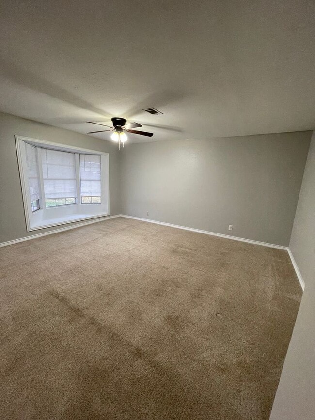 Building Photo - Central Bossier Beauty!