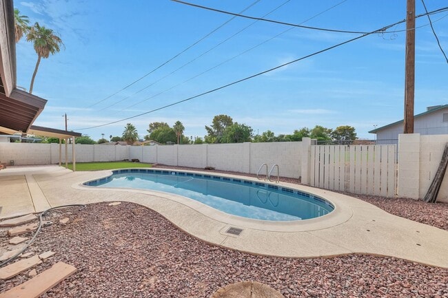 Building Photo - Spacious 6-Bedroom, 4-Bath Pool Home Near ASU Campus