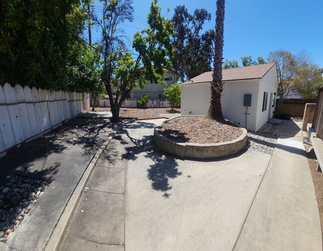 Building Photo - 7 Bedroom 3 bath home close to POLY!!!!