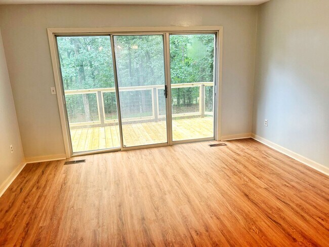 Building Photo - Five bedroom home on one acre of land loca...