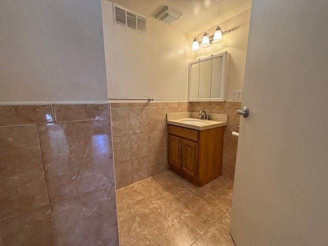 Building Photo - Bright & Spacious Single Family Home - Par...