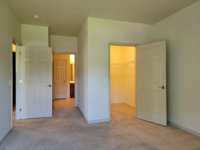 Building Photo - 2028 Shady Oak Dr