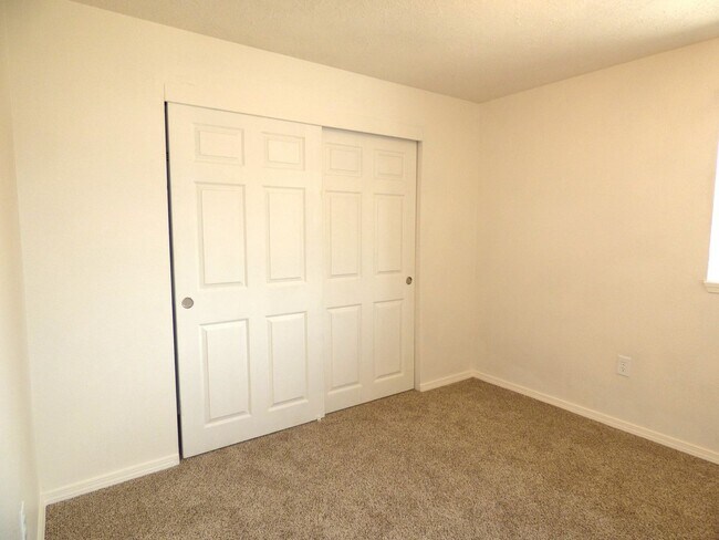 Building Photo - Rent Special: FREE September's Rent!! Second Floor 3 Bedroom apartment