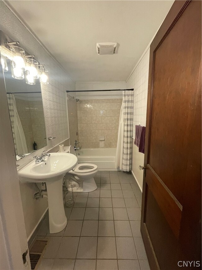 Building Photo - 60 Oswego St