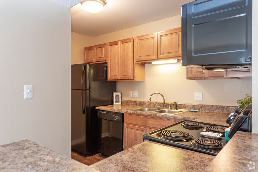 1BR, 1BA - 790 SF - Kitchen - Element at Creekside