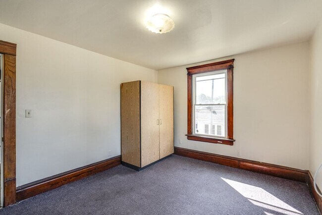 Building Photo - 485 Allyn St