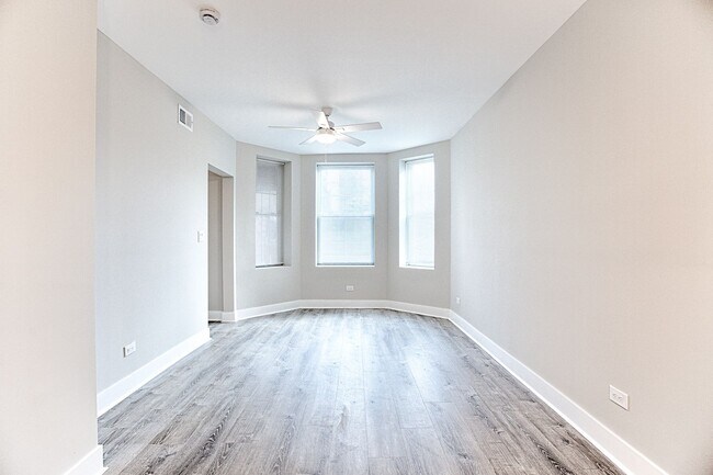 Building Photo - Beautiful 4bed/2bath GARDEN unit in Bucktown! Central Air! In-Unit Laundry!