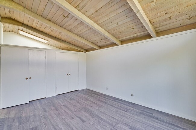 Building Photo - 2 Bedroom 1 Bath Two Story Townhome
