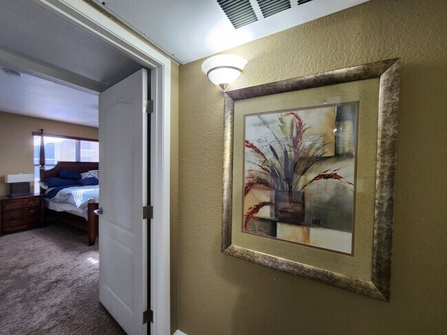 Building Photo - Gated 2 Bedroom Condo - Furnished