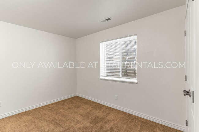 Building Photo - 692 E 180 N