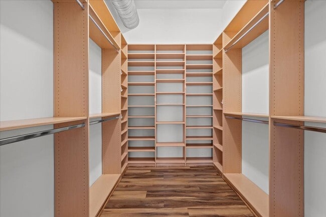 Building Photo - Fabulous Highrise Condo with Stripe Views!