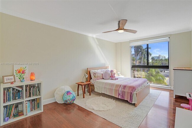 Building Photo - 9800 W Bay Harbor Dr