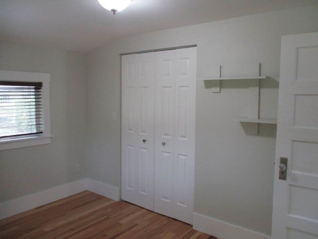 Building Photo - Charming 2 Bedroom, 1 Bathroom Home with P...