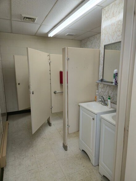 Building Photo - 65 E Bridge St